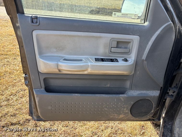 image for item FB3500 2006 Dodge Dakota Crew Cab pickup truck