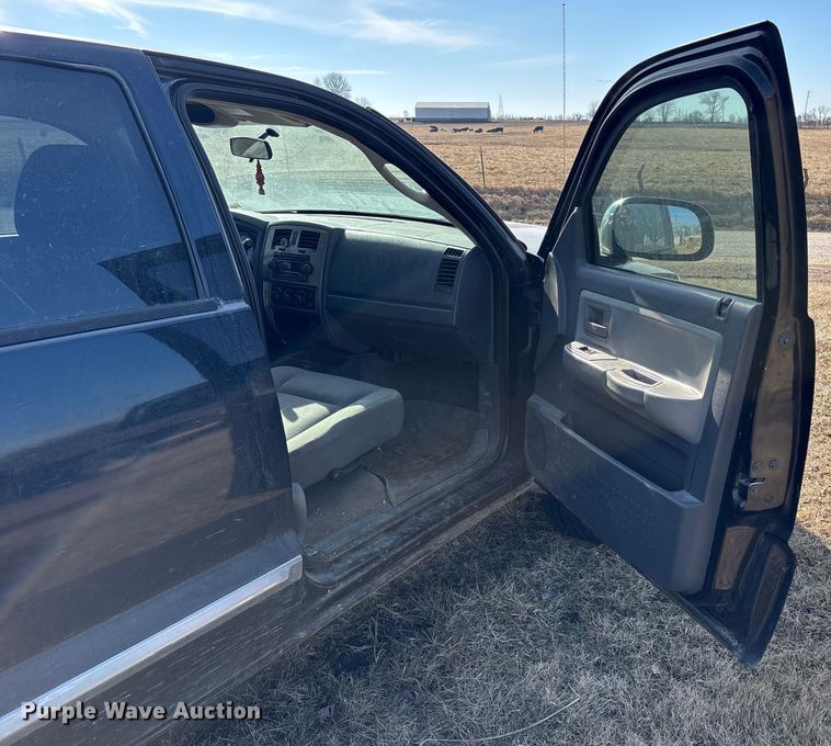 image for item FB3500 2006 Dodge Dakota Crew Cab pickup truck