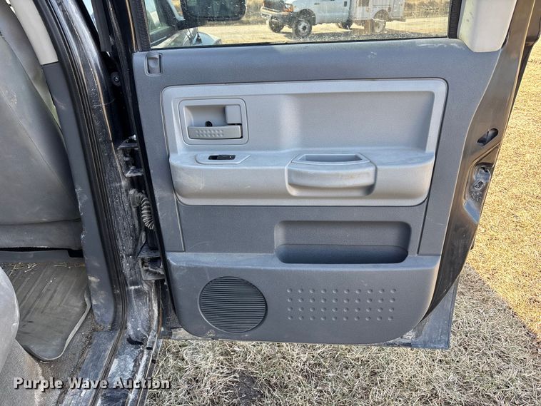 image for item FB3500 2006 Dodge Dakota Crew Cab pickup truck