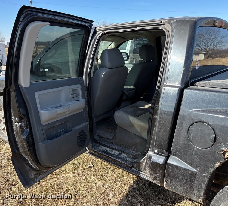 image for item FB3500 2006 Dodge Dakota Crew Cab pickup truck