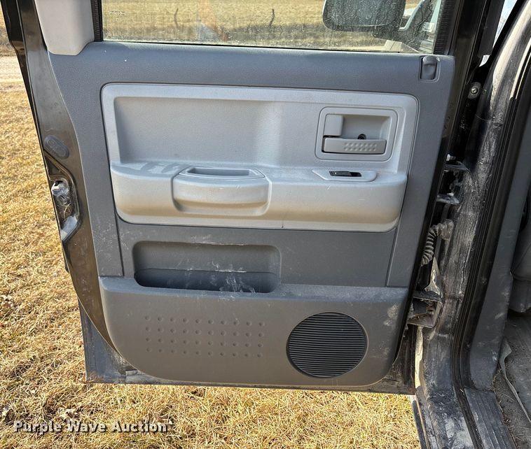 image for item FB3500 2006 Dodge Dakota Crew Cab pickup truck