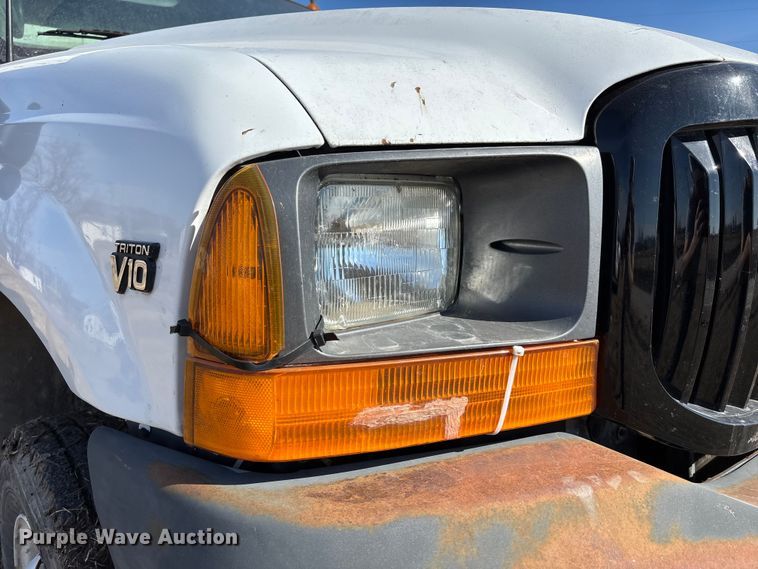 image for item FB3503 2000 Ford F450 utility / service truck