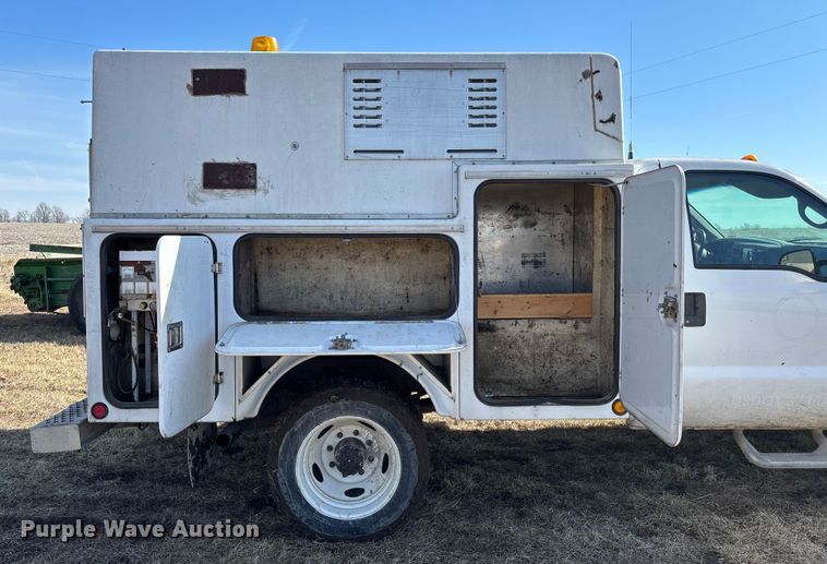 image for item FB3503 2000 Ford F450 utility / service truck