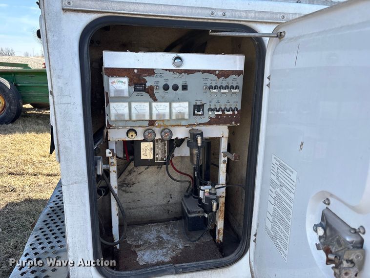 image for item FB3503 2000 Ford F450 utility / service truck