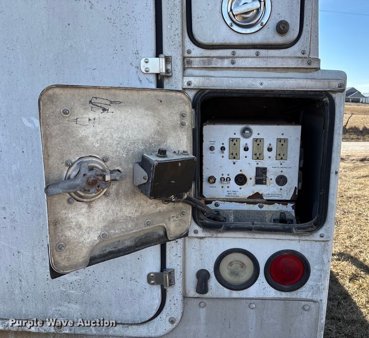 image for item FB3503 2000 Ford F450 utility / service truck