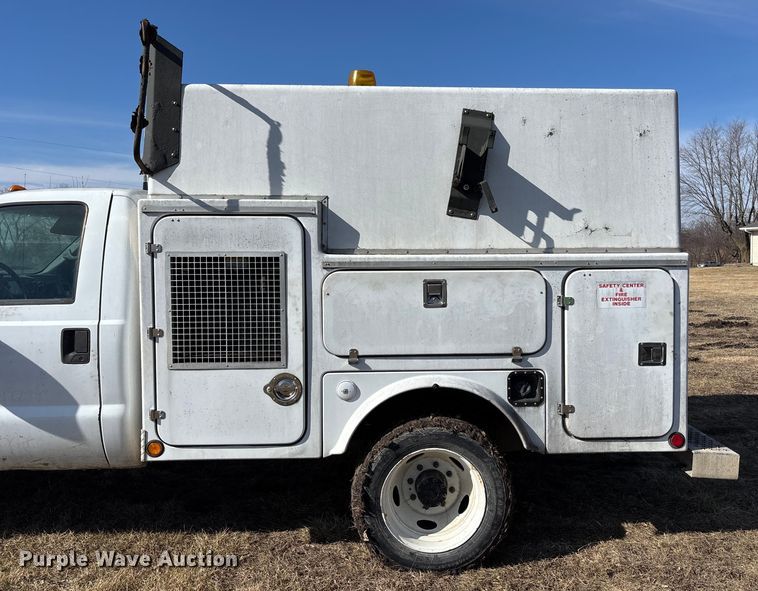 image for item FB3503 2000 Ford F450 utility / service truck