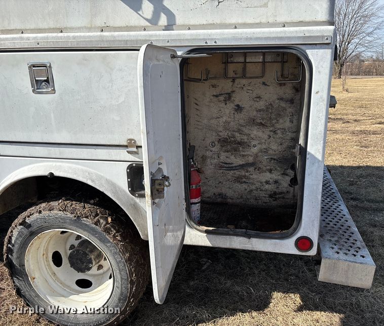 image for item FB3503 2000 Ford F450 utility / service truck