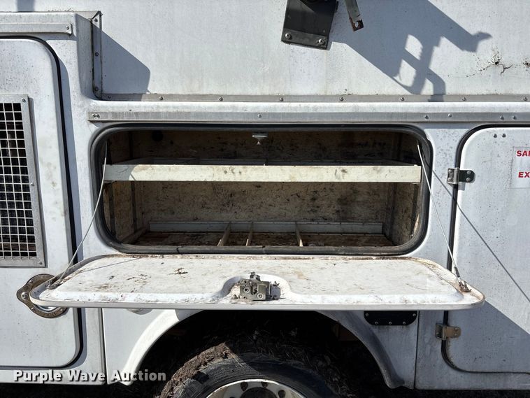 image for item FB3503 2000 Ford F450 utility / service truck