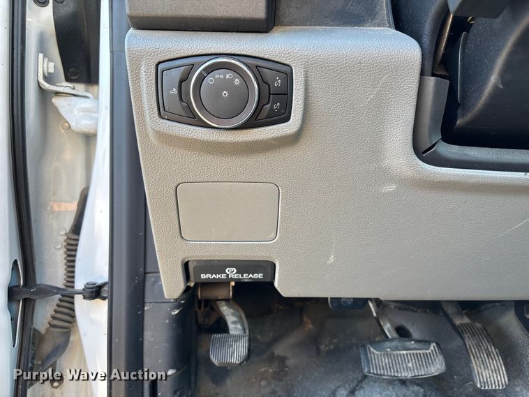 image for item FB3510 2017 Ford F350 Super Duty XL pickup truck