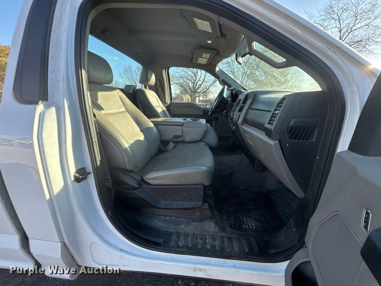 image for item FB3510 2017 Ford F350 Super Duty XL pickup truck