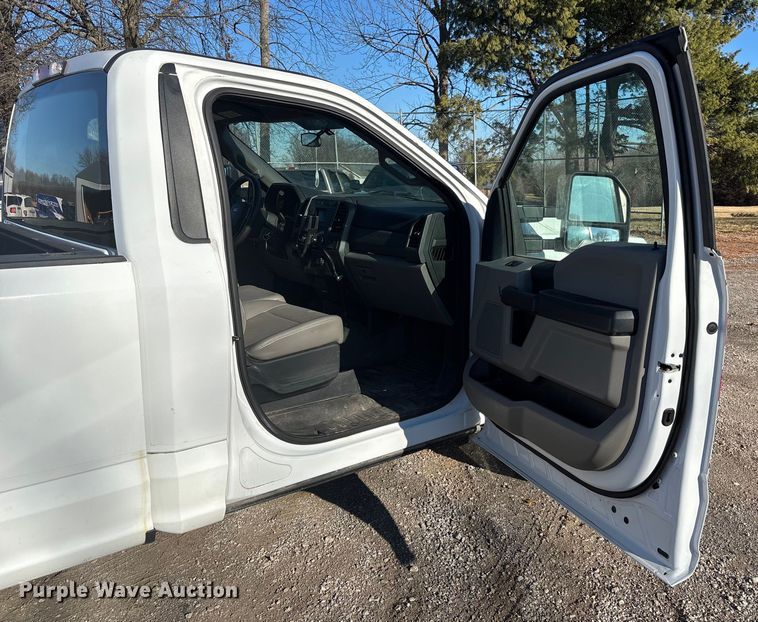 image for item FB3511 2018 Ford F350 Super Duty XL pickup truck