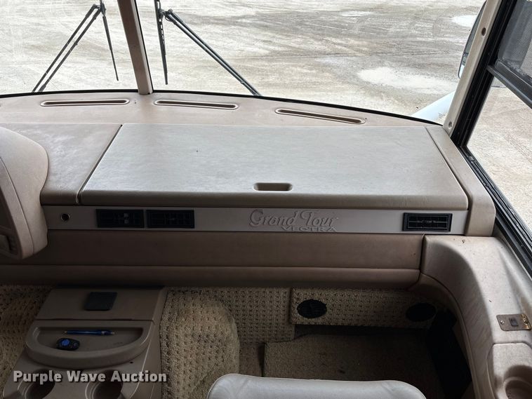 image for item FB3521 1998 Winnebago Grand Tour Vectra RV