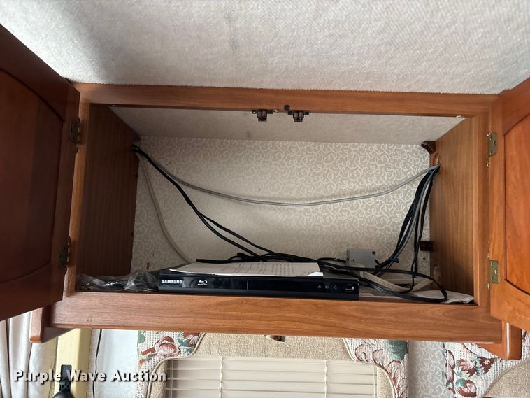 image for item FB3521 1998 Winnebago Grand Tour Vectra RV