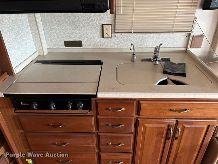 image for item FB3521 1998 Winnebago Grand Tour Vectra RV