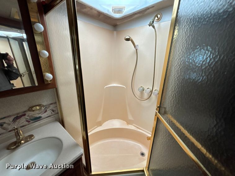 image for item FB3521 1998 Winnebago Grand Tour Vectra RV