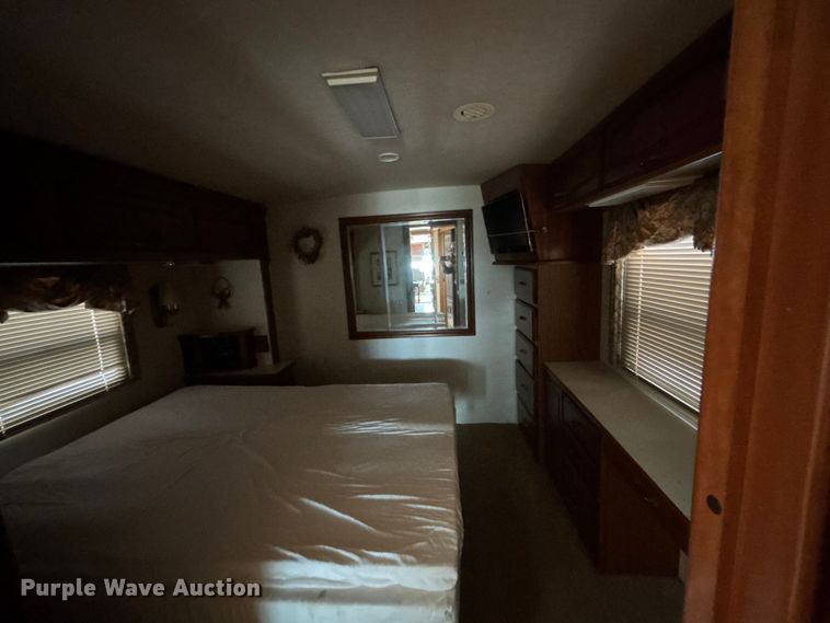 image for item FB3521 1998 Winnebago Grand Tour Vectra RV