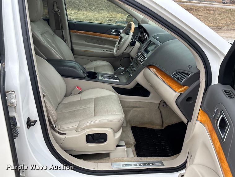 image for item FB3529 2011 Lincoln MKT SUV