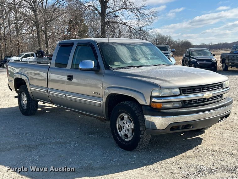 image for item FC5058 2001 Chevrolet Silverado 1500 Ext. Cab pickup truck