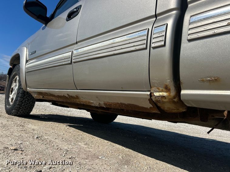 image for item FC5058 2001 Chevrolet Silverado 1500 Ext. Cab pickup truck