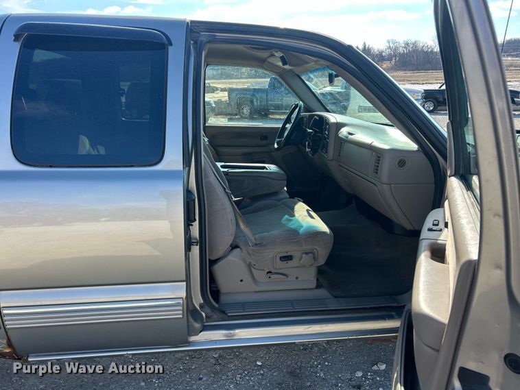 image for item FC5058 2001 Chevrolet Silverado 1500 Ext. Cab pickup truck