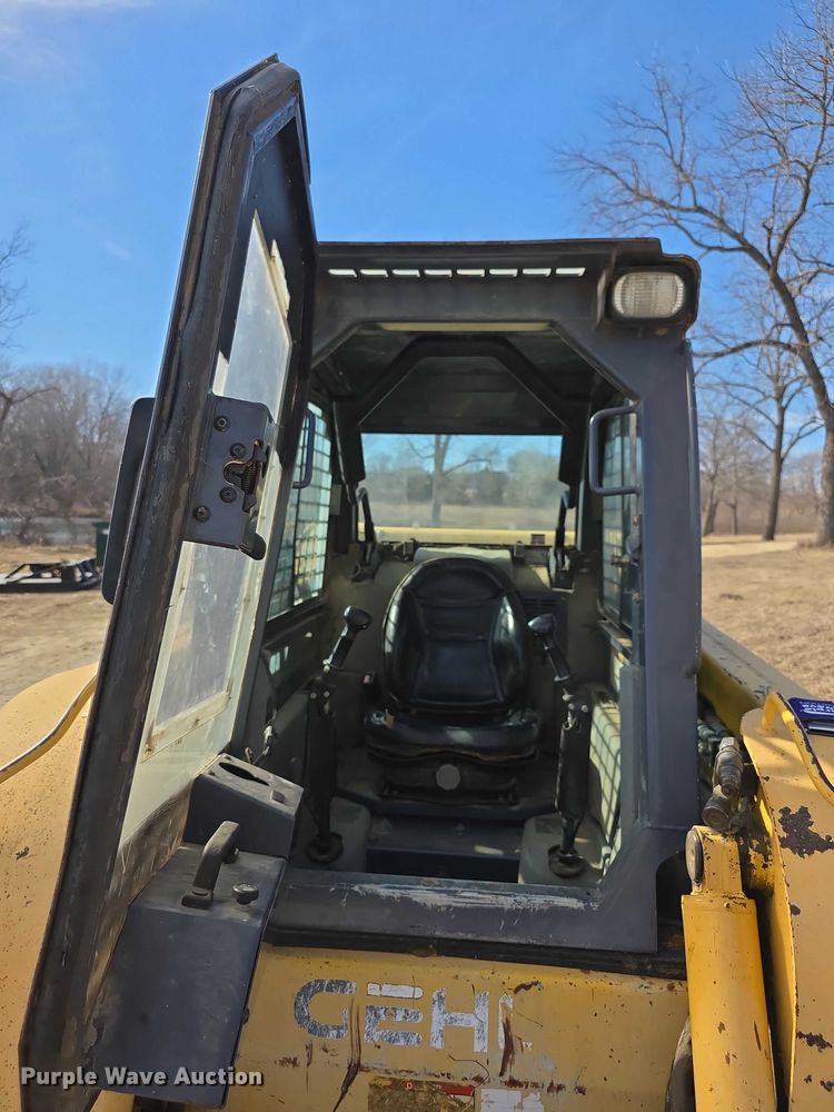 image for item FI0803 2002 Gehl SL7800 skid steer loader