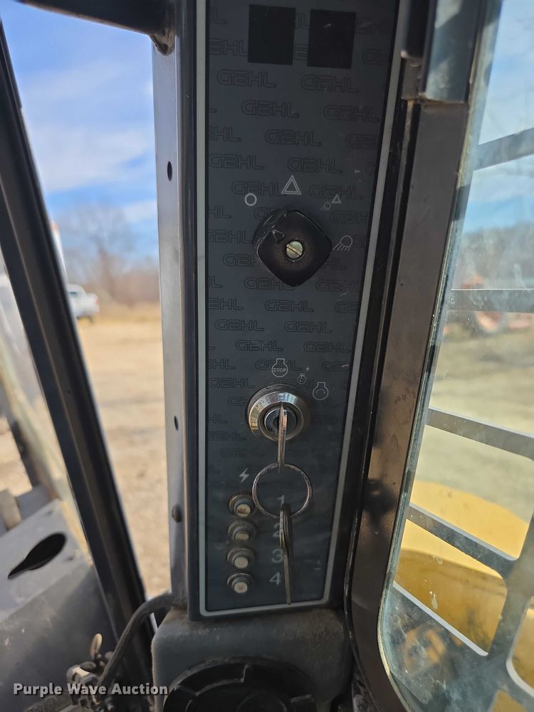 image for item FI0803 2002 Gehl SL7800 skid steer loader