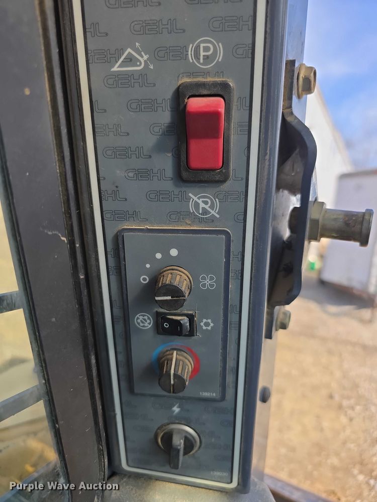 image for item FI0803 2002 Gehl SL7800 skid steer loader