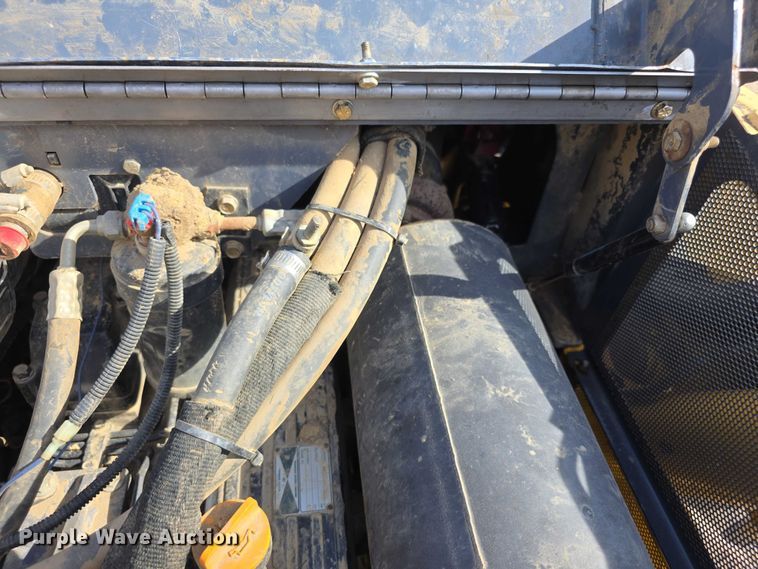 image for item FI0803 2002 Gehl SL7800 skid steer loader