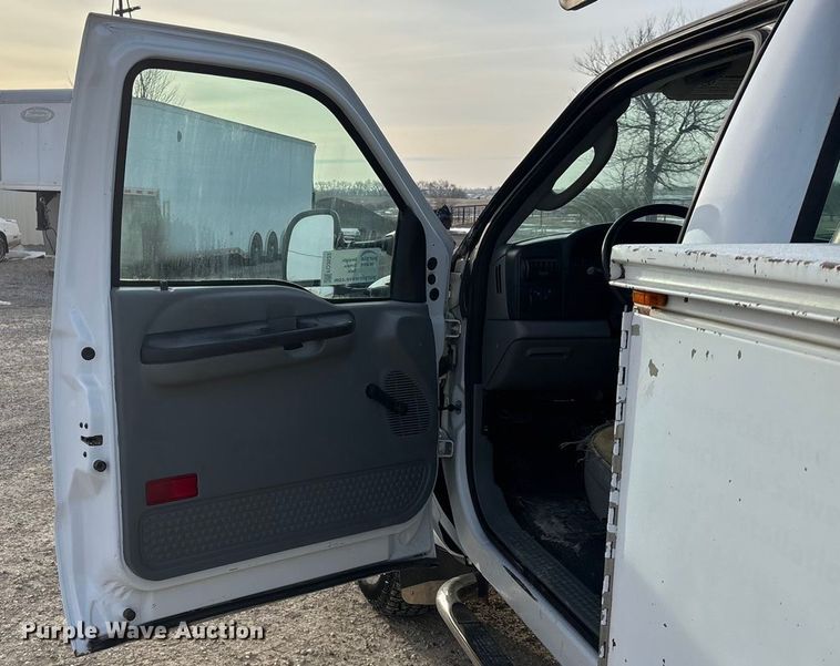 image for item FO3522 2007 Ford F350 utility bed pickup truck