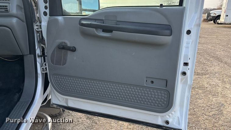 image for item FO3522 2007 Ford F350 utility bed pickup truck