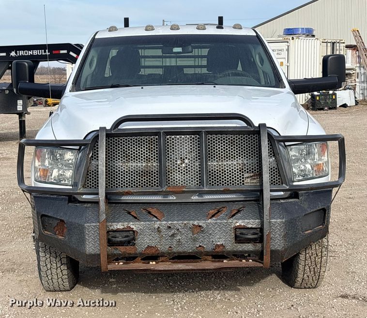 image for item FO3525 2016 RAM 3500 Crew Cab flatbed pickup truck