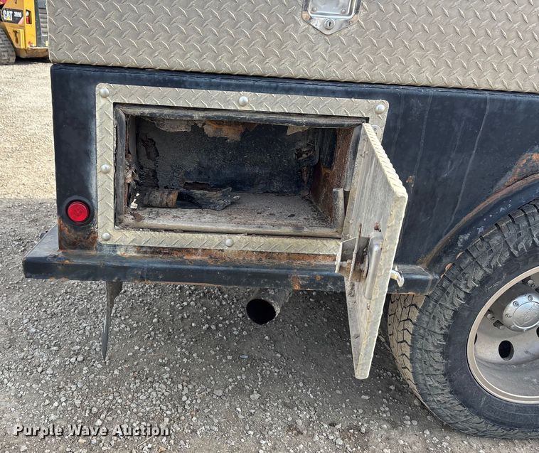 image for item FO3525 2016 RAM 3500 Crew Cab flatbed pickup truck