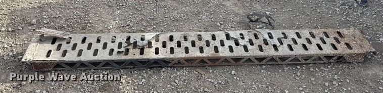 image for item FO3525 2016 RAM 3500 Crew Cab flatbed pickup truck