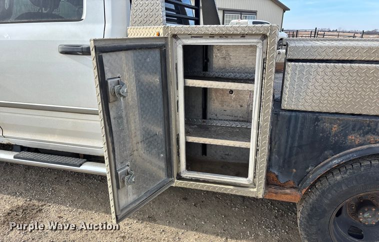 image for item FO3525 2016 RAM 3500 Crew Cab flatbed pickup truck