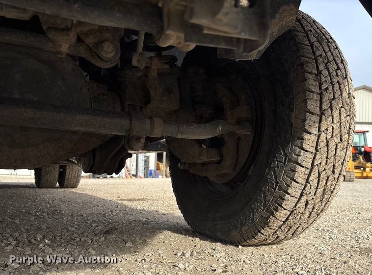 image for item FO3525 2016 RAM 3500 Crew Cab flatbed pickup truck