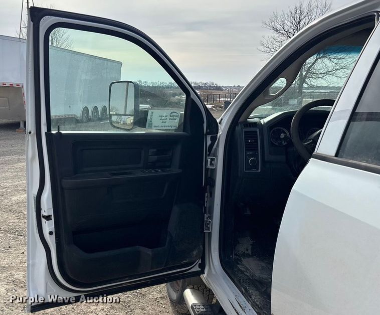 image for item FO3525 2016 RAM 3500 Crew Cab flatbed pickup truck