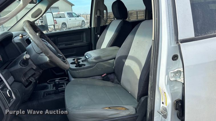 image for item FO3525 2016 RAM 3500 Crew Cab flatbed pickup truck