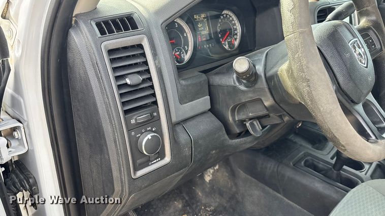 image for item FO3525 2016 RAM 3500 Crew Cab flatbed pickup truck