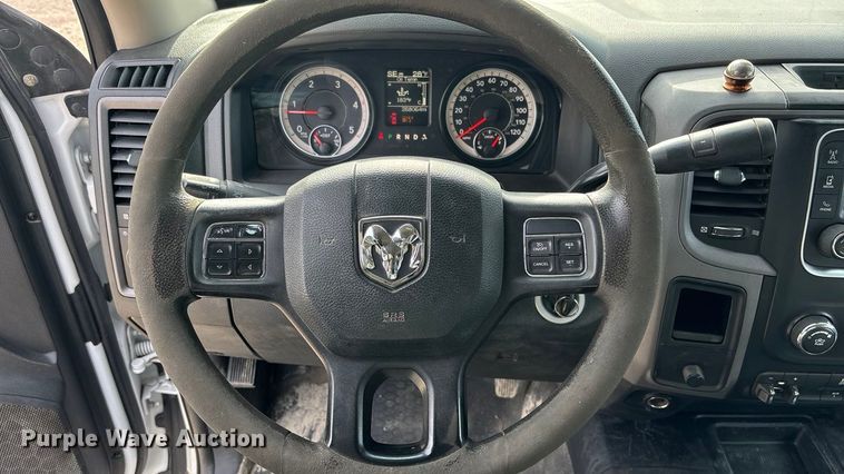 image for item FO3525 2016 RAM 3500 Crew Cab flatbed pickup truck