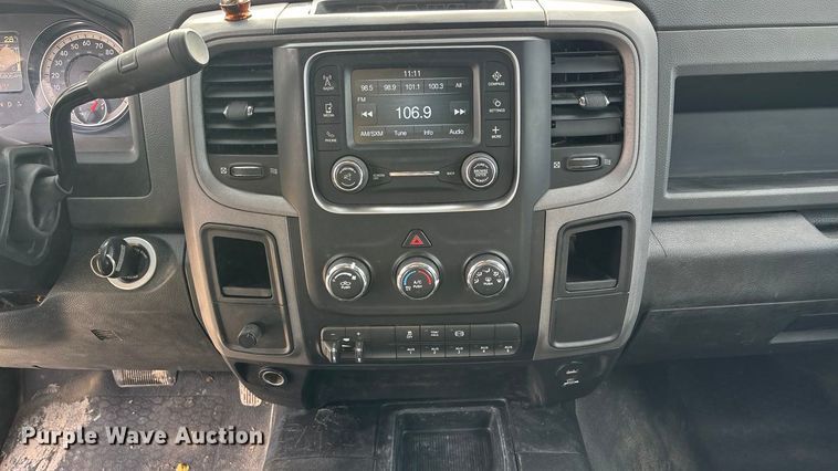 image for item FO3525 2016 RAM 3500 Crew Cab flatbed pickup truck