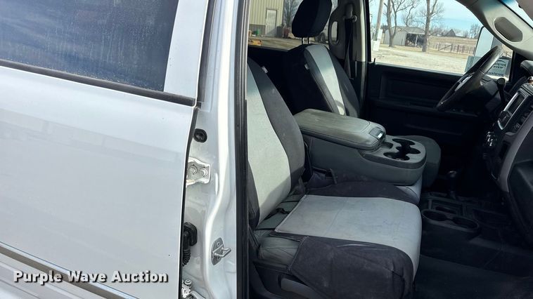 image for item FO3525 2016 RAM 3500 Crew Cab flatbed pickup truck