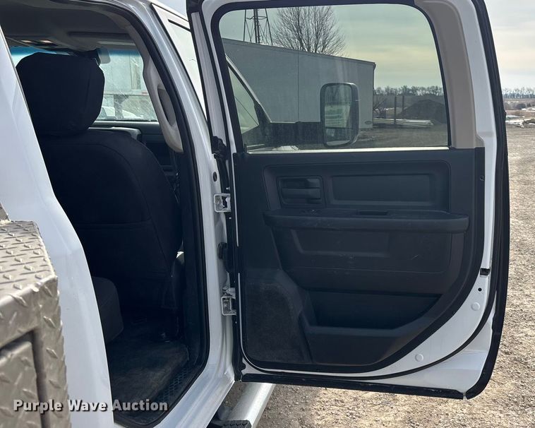 image for item FO3525 2016 RAM 3500 Crew Cab flatbed pickup truck