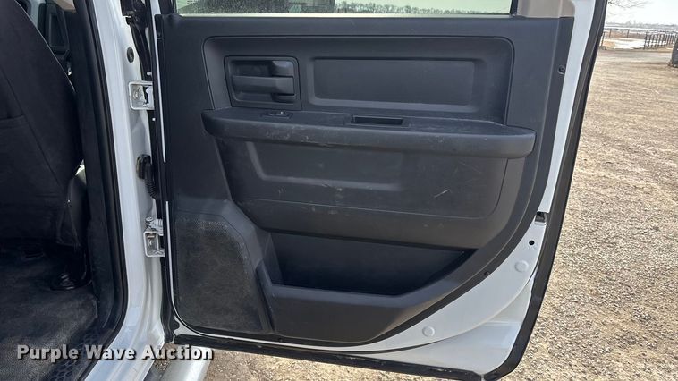 image for item FO3525 2016 RAM 3500 Crew Cab flatbed pickup truck