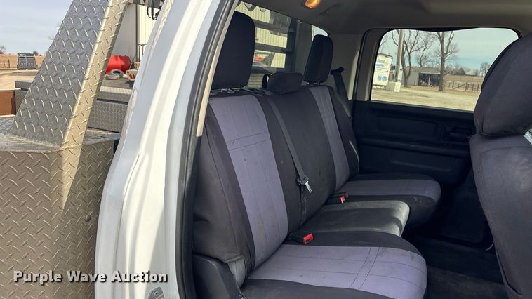 image for item FO3525 2016 RAM 3500 Crew Cab flatbed pickup truck