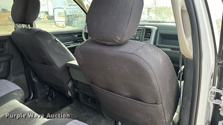 image for item FO3525 2016 RAM 3500 Crew Cab flatbed pickup truck