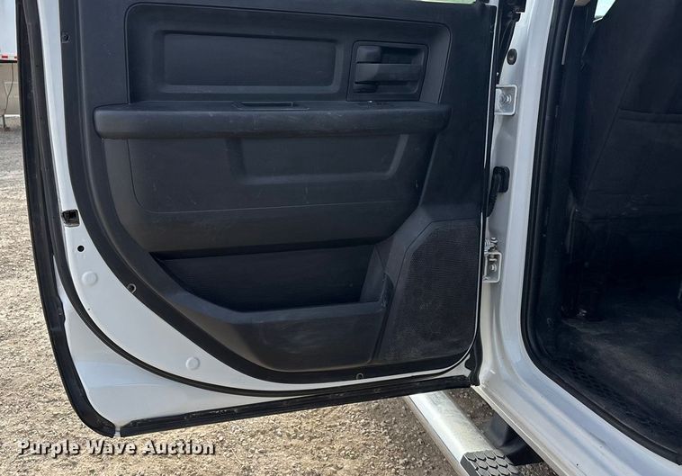 image for item FO3525 2016 RAM 3500 Crew Cab flatbed pickup truck