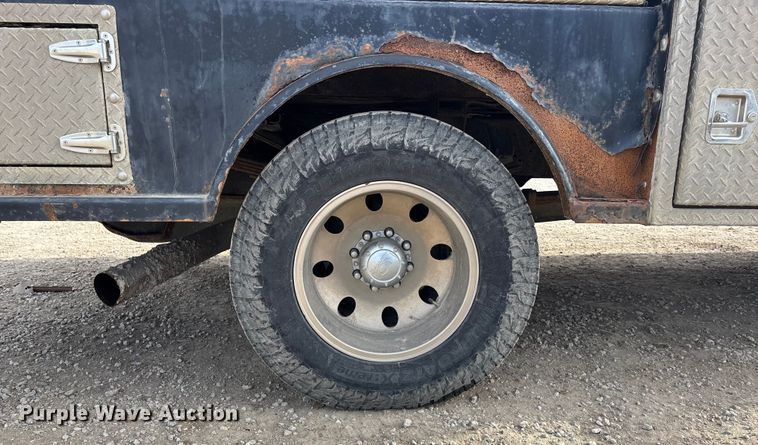 image for item FO3525 2016 RAM 3500 Crew Cab flatbed pickup truck