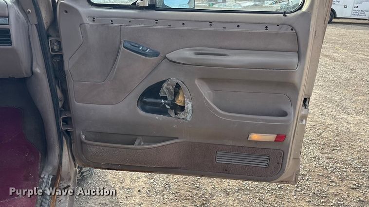 image for item FO3526 1992 Ford F150 Ext. Cab pickup truck