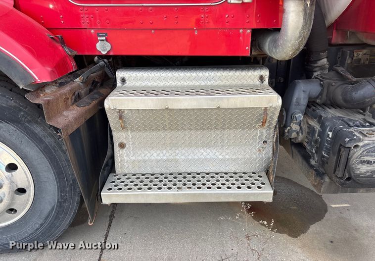 image for item FO3527 2007 Kenworth T800 vacuum truck 