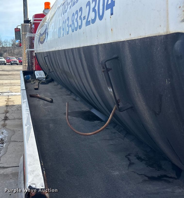 image for item FO3527 2007 Kenworth T800 vacuum truck 